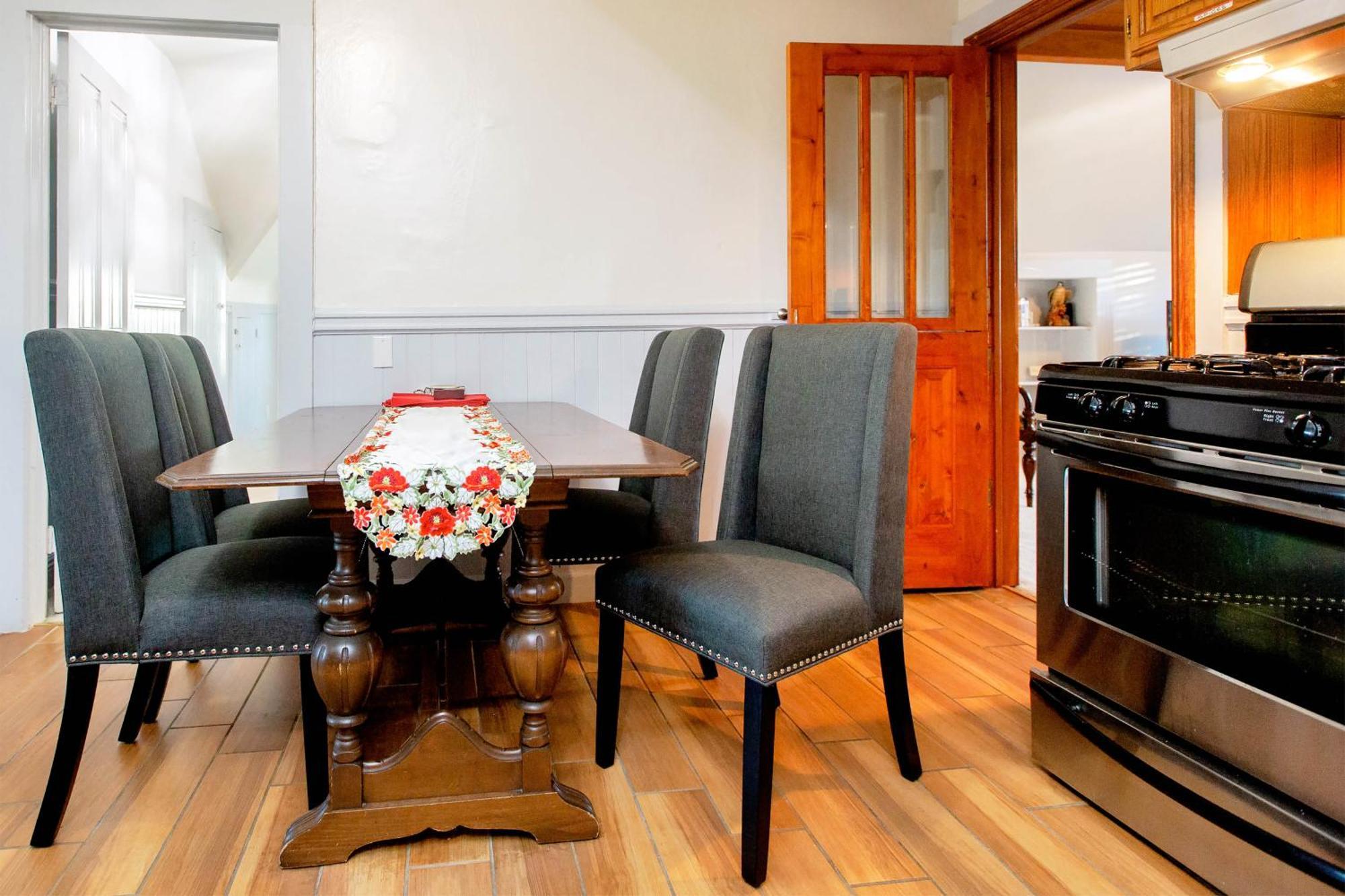 Alameda 3Br Unique Victorian Penthouse With Deck And Outdoor Furniture, Ac, 3 Blocks To Beach & Shopping Center & 2 Free Parking Spaces Exterior photo